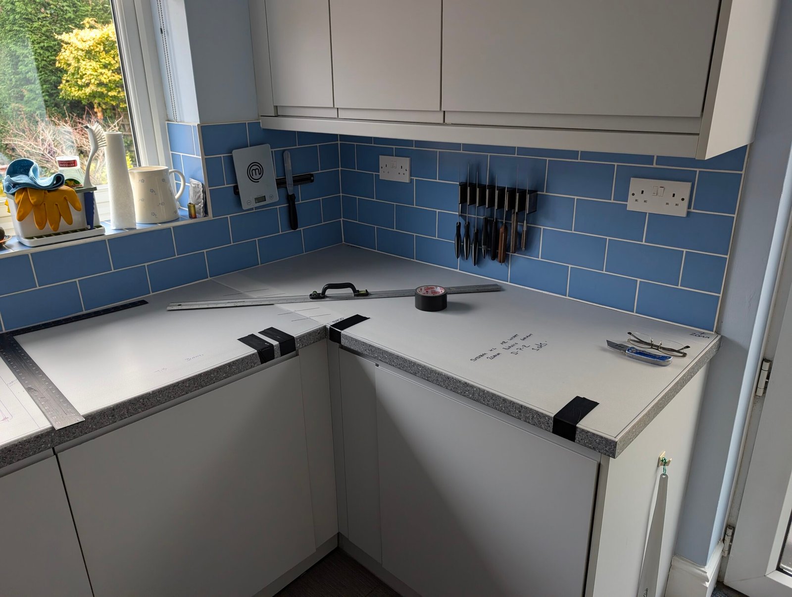 Templating the corner over the existing worktop