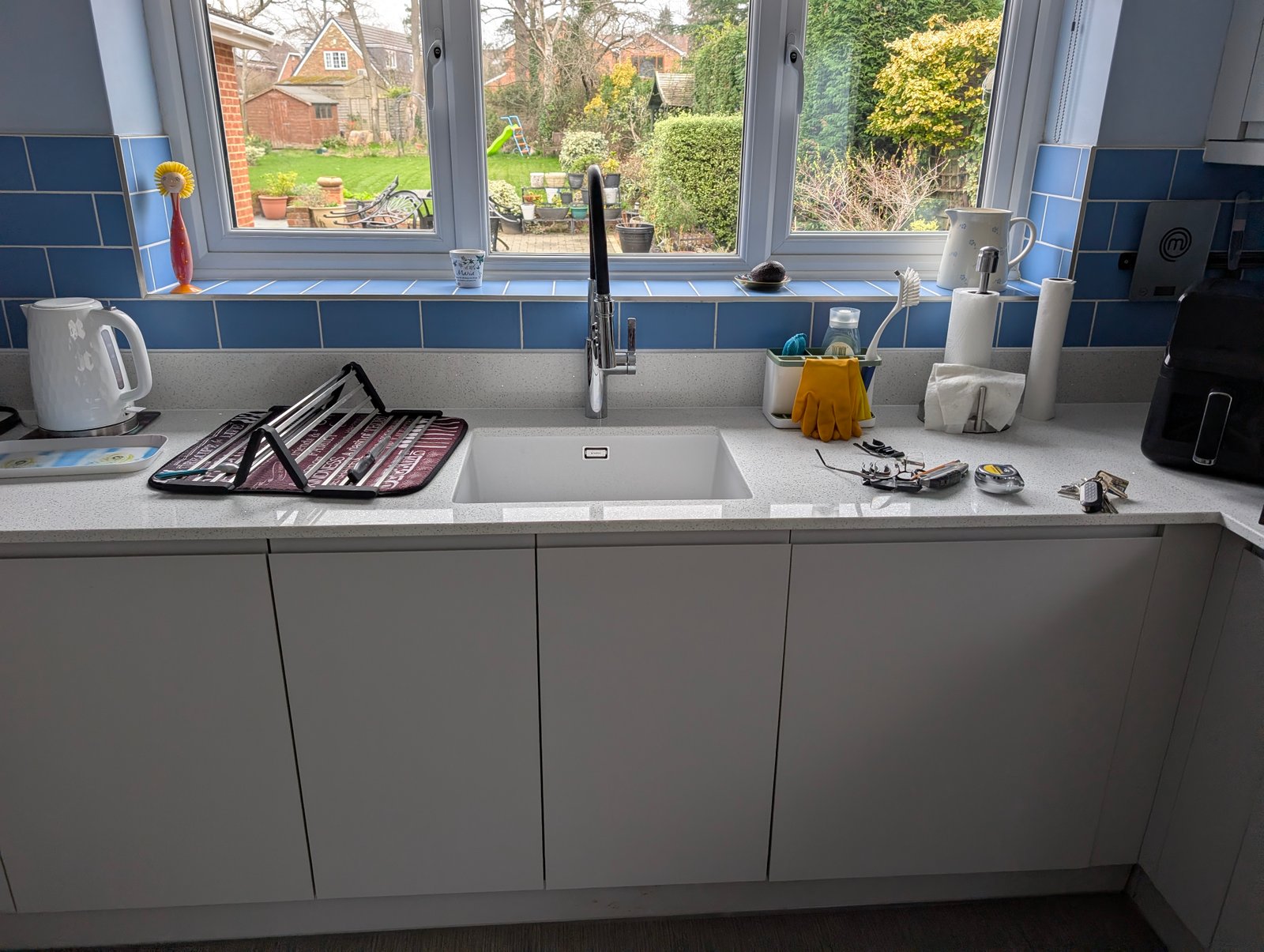 Undermount white sink in quartz worktop