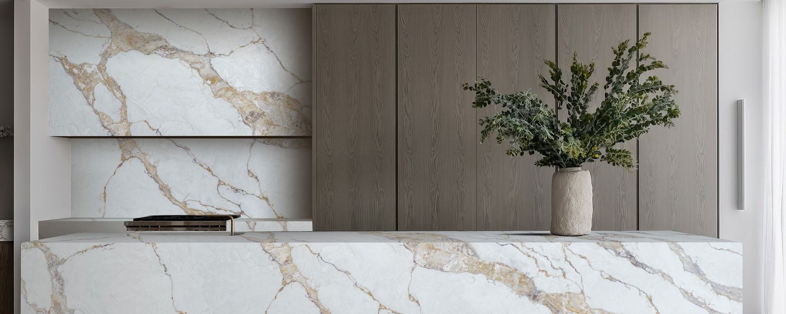 Calacatta Massa quartz worktops in a kitchen