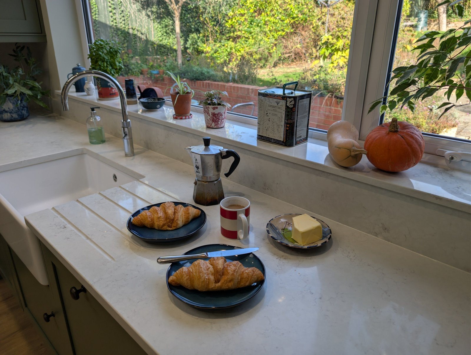Drainer grooves cut into a Chalk Mist quartz worktop beside a Belfast sink